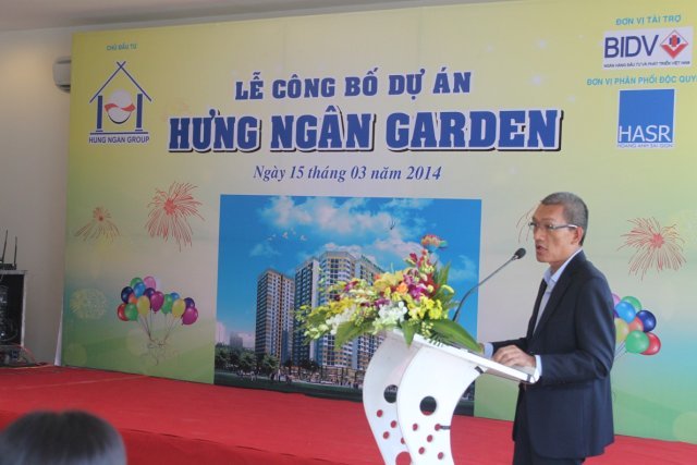 http://hoanganhsaigon.com.vn/editor/images/Khai_truong_Hung_NgAN/640x427xIMG_4883.JPG.pagespeed.ic.kWQIFQgMLM.jpg